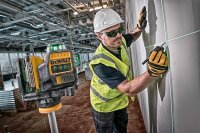 Kreuzlinienlaser DeWALT DCE089D1G 12V mit 2,0 Ah Akku und Ladegerät, mit grünem Laser